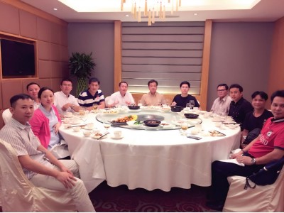 公司员工与国外客户亲如一家